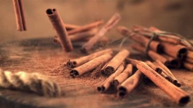 Süper yavaş çekim tarçın çubukları havalanıyor ve düşüyor. 1000 fps hızla yüksek hızlı bir kamerayla çekildi..