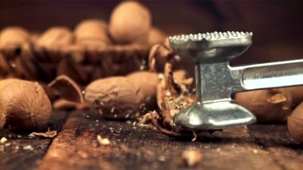 Super slow motion met een hamer splijt de walnoot. Gefilmd op een hoge snelheidscamera met 1000 fps. — Stockvideo