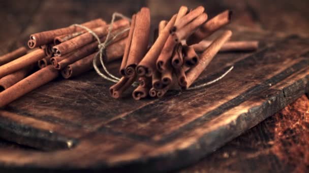 Super slow motion cinnamon sticks fall on the cutting board.Filmed on a high-speed camera at 1000 fps. — Stock Video