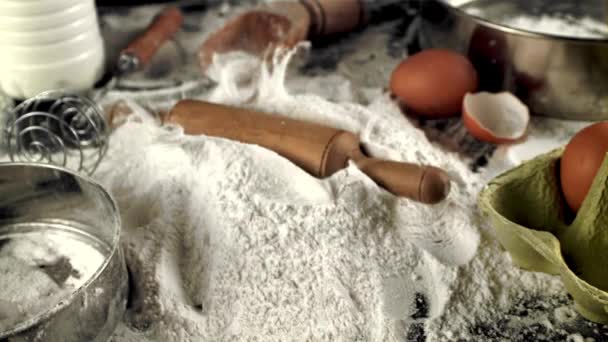 Le rouleau à pâtisserie en bois super lent tombe dans un tas de farine sur la table. Filmé par une caméra haute vitesse à 1000 ips. — Video