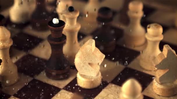 Super slow motion op het schaakbord druppels water.Gefilmd op een high-speed camera met 1000 fps. — Stockvideo
