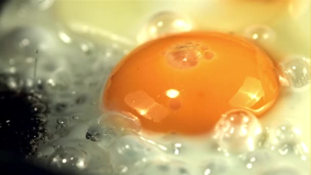 Super cámara lenta huevo se fríe con burbujas de aire. Filmado en una cámara de alta velocidad a 1000 fps. — Vídeos de Stock