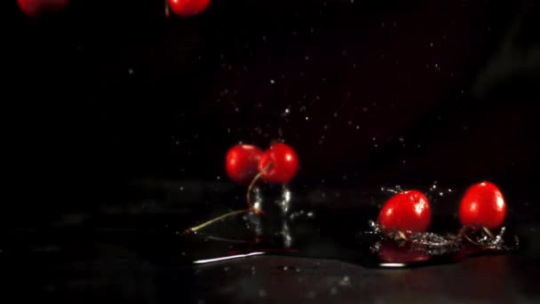 Super-Zeitlupe Kirsche fällt auf den Tisch mit Wasserspray. Gefilmt mit einer Hochgeschwindigkeitskamera bei 1000 fps. — Stockvideo