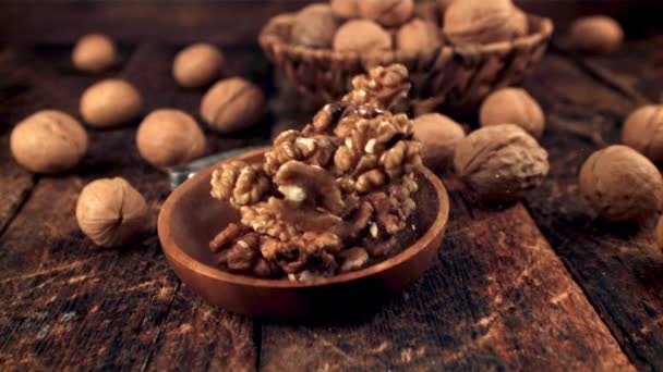 Placa de cámara súper lenta con nueces cae sobre la mesa. Filmado en una cámara de alta velocidad a 1000 fps. — Vídeos de Stock