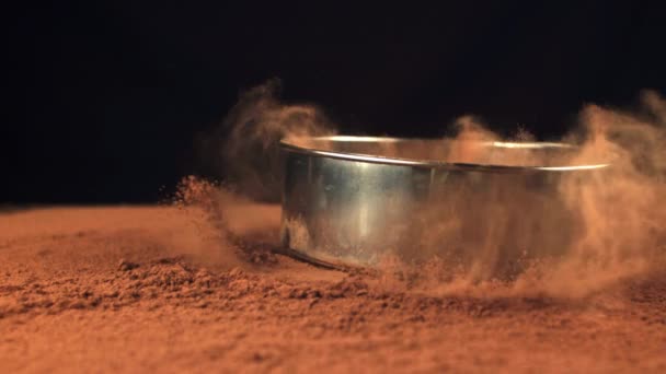 Super slow motion zeef valt op de cacao met stof.Gefilmd op een high-speed camera op 1000 fps. — Stockvideo