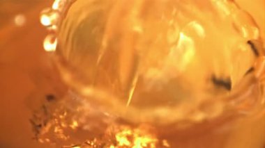 Süper yavaş çekim elma suyu hava kabarcıklarıyla doluyor. 1000 fps hızla yüksek hızlı bir kamerayla çekildi..