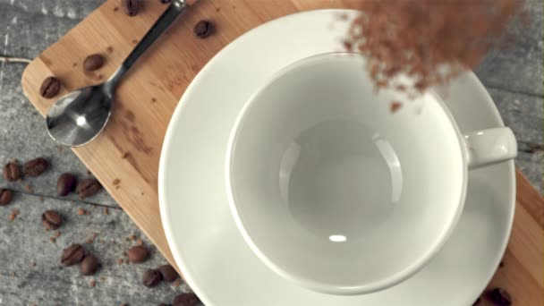 컵 안에서의 빠른 움직임은 수용성 커피를 붓습니다. 고속 카메라에 촬영 1000 fps. — 비디오