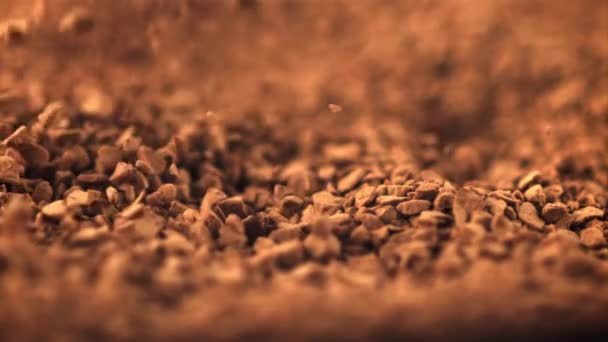 Pelet gerak super lambat kopi instan jatuh ke dalam tumpukan. Difilmkan pada kamera berkecepatan tinggi di 1000 fps. — Stok Video