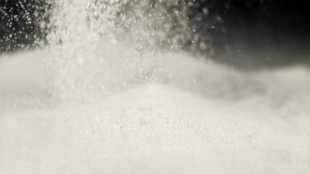 超スローモーション小麦粉がベーキングテーブルに注ぎ込まれます.で高速カメラで撮影1000 FPS.. — ストック動画