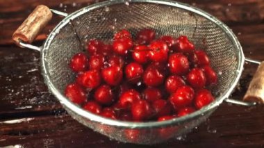 Kevgir damlasının içindeki kirazda süper yavaş çekim var. 1000 fps hızla yüksek hızlı bir kamerayla çekildi..