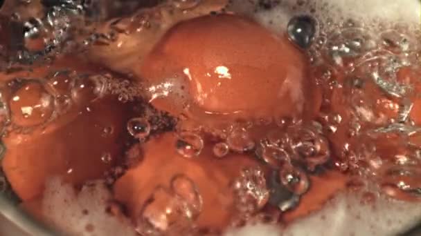 Super cámara lenta en agua hirviendo con burbujas de aire huevos hervidos. Filmado en una cámara de alta velocidad a 1000 fps. — Vídeos de Stock
