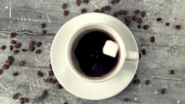 커피 한 잔의 초박속적 인 움직임은 설탕 한 조각에 물을 끼얹습니다. 고속 카메라에 촬영 1000 fps. — 비디오