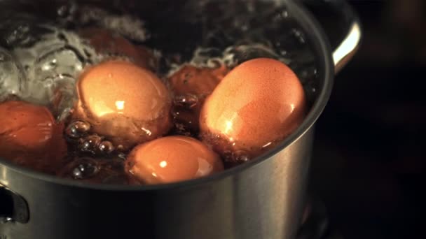 Super câmera lenta na panela é cozido ovos frescos para o pequeno-almoço.Filmado em uma câmera de alta velocidade a 1000 fps. — Vídeo de Stock