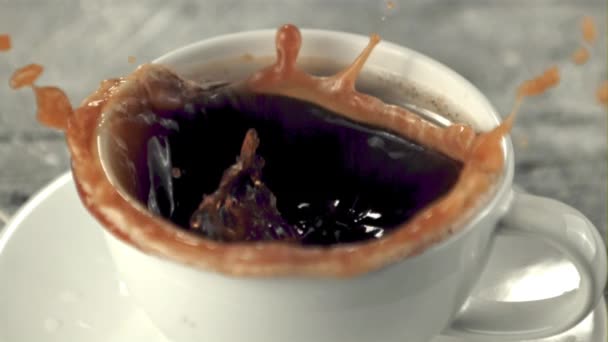 Superzeitlupe in einer Tasse Kaffee lässt ein Stück Zucker mit Spritzern fallen. Gefilmt mit einer Hochgeschwindigkeitskamera bei 1000 fps. — Stockvideo