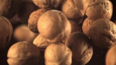 Süper yavaş çekimde cevizler yükselir ve aşağı düşer. 1000 fps hızla yüksek hızlı bir kamerayla çekildi..