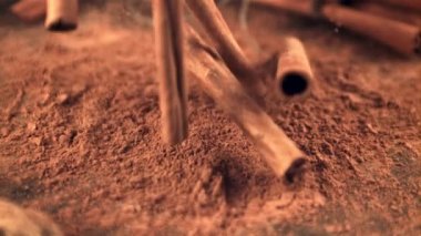 Masaya düşen tarçın çubukları üzerinde süper yavaş çekim. 1000 fps hızla yüksek hızlı bir kamerayla çekildi..