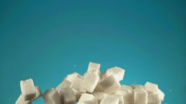 Bir grup şeker küpünün süper yavaş çekim gücü yükselir. 1000 fps hızla yüksek hızlı bir kamerayla çekildi..