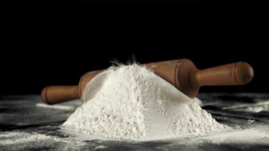 Merdanenin çok yavaş çekimleri un ile masaya düşer. 1000 fps hızla yüksek hızlı bir kamerayla çekildi..