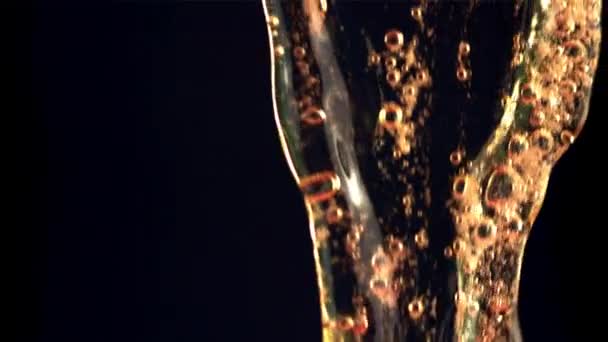 A sörsugár szuper lassított mozgása folyik lefelé. 1000 fps sebességű kamerával filmezve. — Stock videók