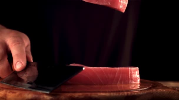 Ton balıklı bifteğin süper yavaş çekimi masanın ikinci kısmına düşüyor. Yüksek hızlı kamera ile 1000 fps hızla çekiliyor.. — Stok video