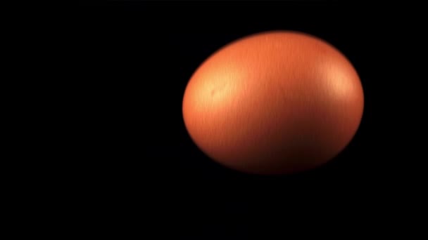 Супер медленное сырое яйцо разбивается о стол. Снято на высокоскоростную камеру со скоростью 1000 кадров в секунду. — стоковое видео
