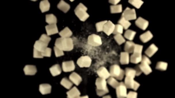 Super kostki cukru w zwolnionym tempie podnoszą się i upadają. Nagrywane na szybkiej kamerze z prędkością 1000 fps. — Wideo stockowe