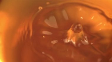 Elma suyu damlacıklarıyla süper yavaş çekim. 1000 fps hızla yüksek hızlı bir kamerayla çekildi..