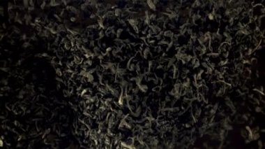 Süper yavaş çekim kuru çay demlemek için yükselir ve düşer. 1000 fps hızla yüksek hızlı bir kamerayla çekildi..