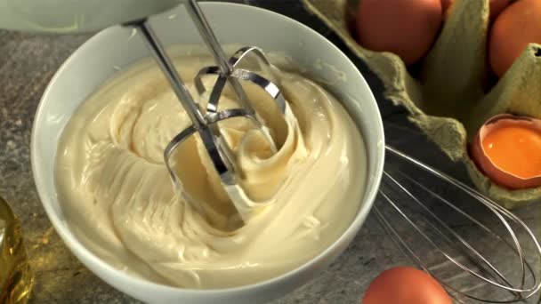 Super slow motion cuisson délicieuse mayonnaise. Filmé par une caméra haute vitesse à 1000 ips. — Video