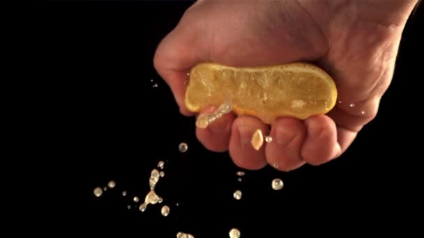 Super lambat gerak lemon meremas keluar dari lemon segar tangan laki-laki. Difilmkan pada kamera berkecepatan tinggi di 1000 fps. — Stok Video