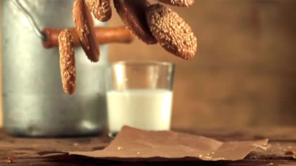 超级慢动作燕麦饼干落在纸上的桌子上.用1000 fps的高速相机拍摄. — 图库视频影像