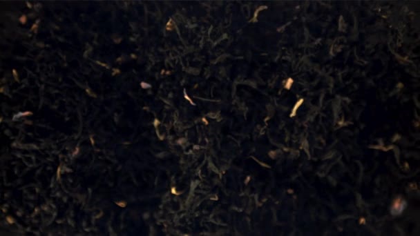 A szuper lassított felvételű száraz illatú tea felszáll. 1000 fps sebességű kamerával filmezve. — Stock videók