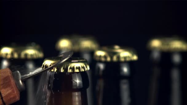 Abridor de cámara súper lento abrir una botella de cerveza con salpicaduras y espuma. Filmado en una cámara de alta velocidad a 1000 fps. — Vídeo de stock
