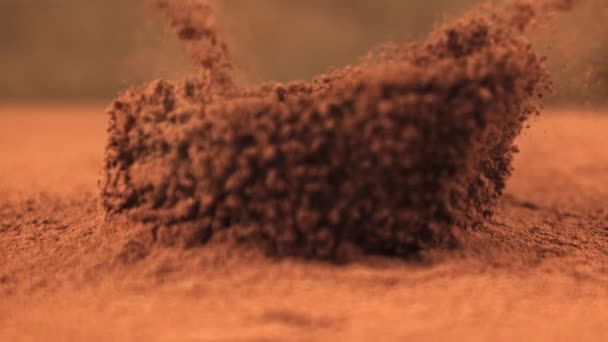 Super slow motion en tryffel faller i kakao. Inspelning på en höghastighetskamera vid 1000 fps. — Stockvideo