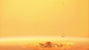 Süper yavaş çekim damlası su damlatarak elma suyuna düşer. 1000 fps hızla yüksek hızlı bir kamerayla çekildi..