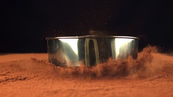 La cámara súper lenta del tamiz cae en el polvo de cacao. Filmado en una cámara de alta velocidad a 1000 fps. — Vídeo de stock
