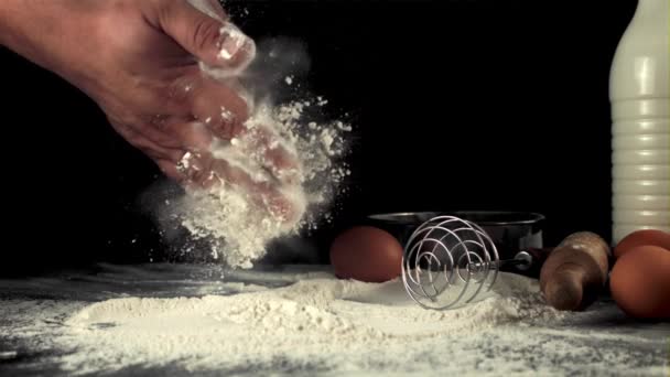 Super lento em movimento mãos dos homens cozinhar assar em casa. Filmado em uma câmera de alta velocidade a 1000 fps. — Vídeo de Stock