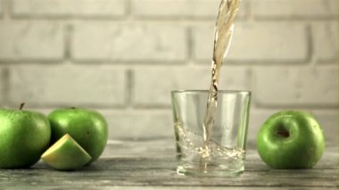 Bardaktaki süper yavaş çekim taze yeşil elmalardan meyve suyu döker. 1000 fps hızla yüksek hızlı bir kamerayla çekilir..