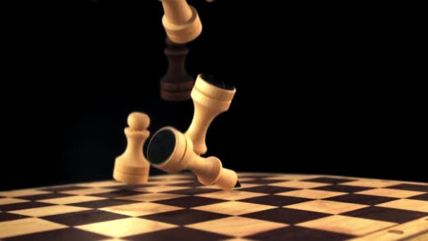Piezas de ajedrez en cámara súper lenta caen en el tablero de ajedrez. Filmado en una cámara de alta velocidad a 1000 fps. — Vídeos de Stock