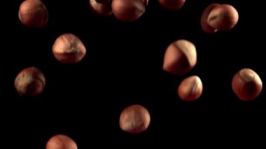 Süper yavaş çekimde bir sürü fındık düşer. 1000 fps hızla yüksek hızlı bir kamerayla çekildi..