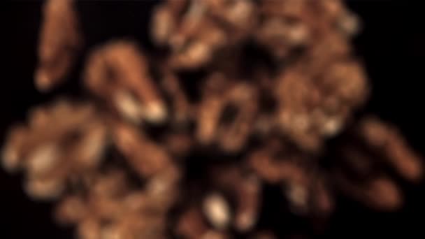 Super zpomalené loupané vlašské ořechy se zvedají a padají. Natočeno na vysokorychlostní kameře rychlostí 1000 snímků za sekundu. — Stock video