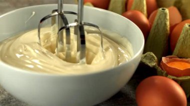 Süper yavaş çekim karıştırıcısı kaseye mayonez karıştırdı. 1000 fps hızla yüksek hızlı kamera ile çekildi..