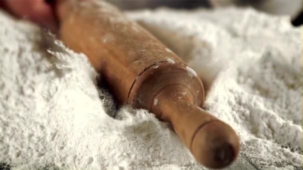 Le mouvement super lent du rouleau à pâtisserie en bois tombe dans la farine. Filmé par une caméra haute vitesse à 1000 ips. — Video