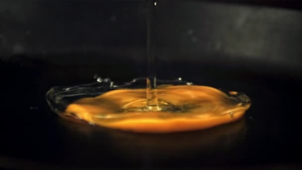 超级慢动作生鸡蛋落在热油锅上.用1000 fps的高速相机拍摄. — 图库视频影像