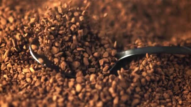 Super slow motion lepel valt in een stapel instant koffie. Gefilmd op een hoge snelheidscamera met 1000 fps. — Stockvideo