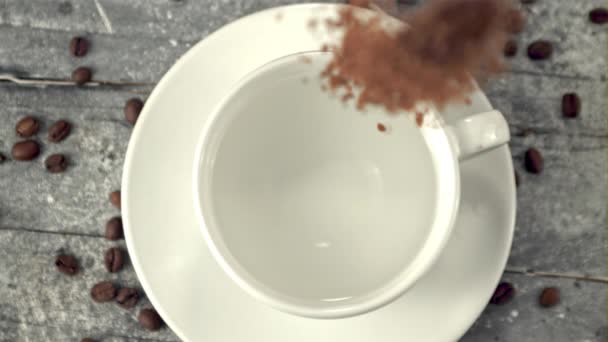 빠른 슬로우 모션의 커피 가 물 속으로 떨어집니다. 고속 카메라에 촬영 1000 fps. — 비디오