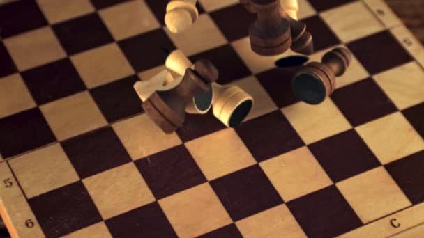 Super slow motion på schackbrädet faller träschackpjäser.Filmad på en höghastighetskamera på 1000 fps. — Stockvideo