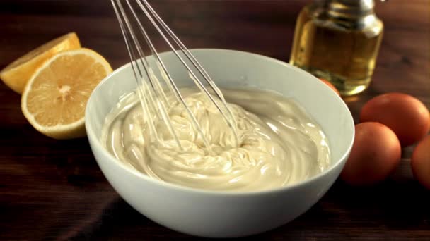 Super slow motion koken verse mayonaise thuis. Gefilmd op een hoge snelheidscamera met 1000 fps. — Stockvideo