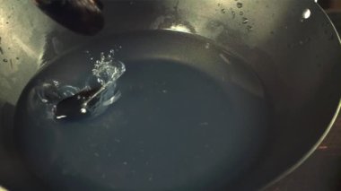 Suyun döküldüğü bir tavada süper yavaş çekim. 1000 fps 'lik yüksek hızlı bir kamerayla çekildi..