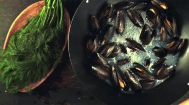 Tavadaki süper yavaş çekim, hava kabarcıklı haşlanmış midyelerdir. 1000 fps hızla yüksek hızlı bir kamerayla çekildi..